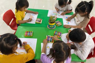 Với đề tài: Vẽ, tô màu, dán trang trí chiếc thuyền tại lớp mầm 1, do cô Nông Thị Bình lên tiết.